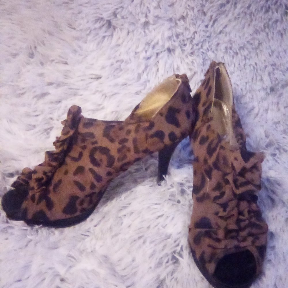 Women's size 8 Metaphor Leopard print stilettos
